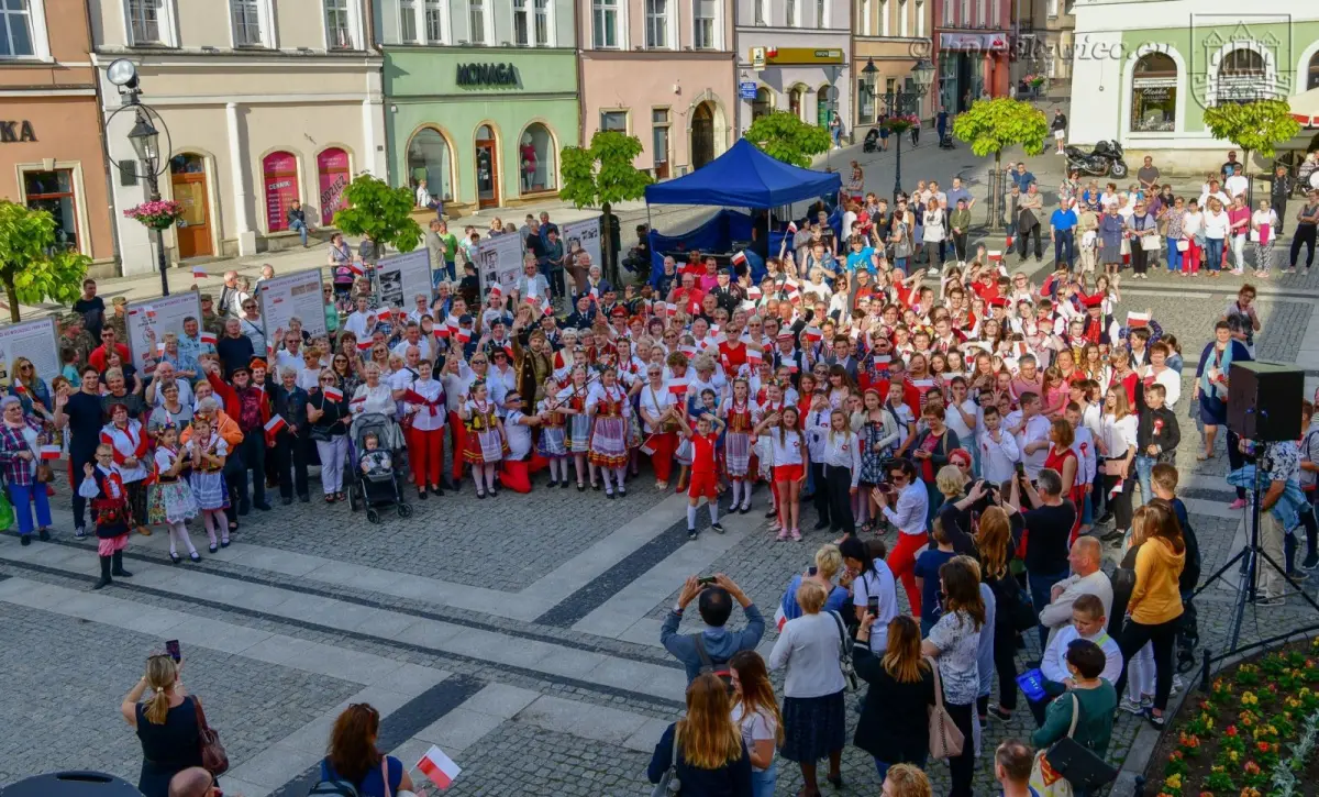 200 osób zatańczyło poloneza na bolesławieckim rynku