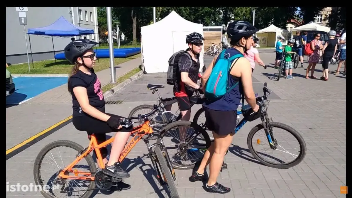 Rowerzyści w czasie 8 Rundki z Powiatem Bolesławieckim