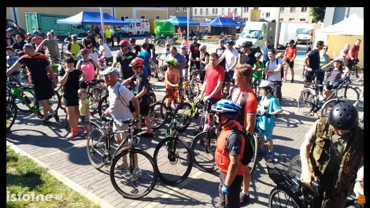 Rowerzyści w czasie 8 Rundki z Powiatem Bolesławieckim