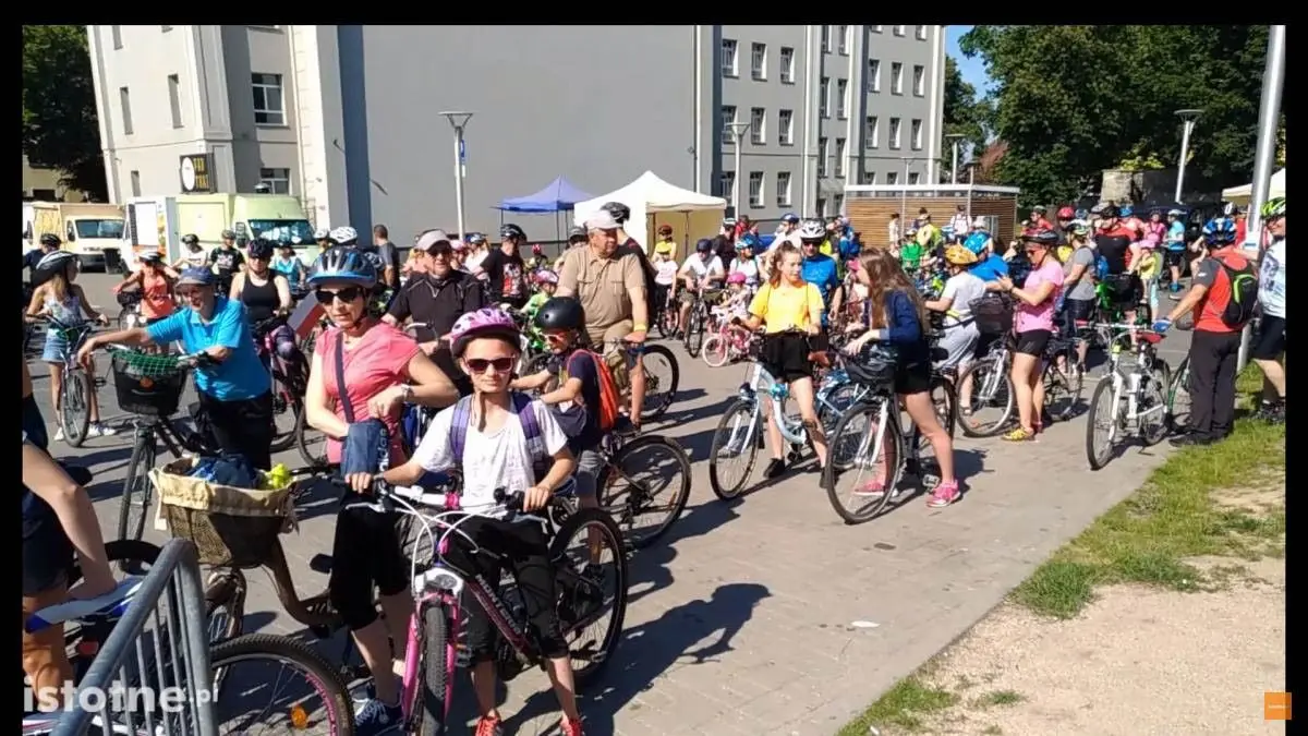 Rowerzyści w czasie 8 Rundki z Powiatem Bolesławieckim