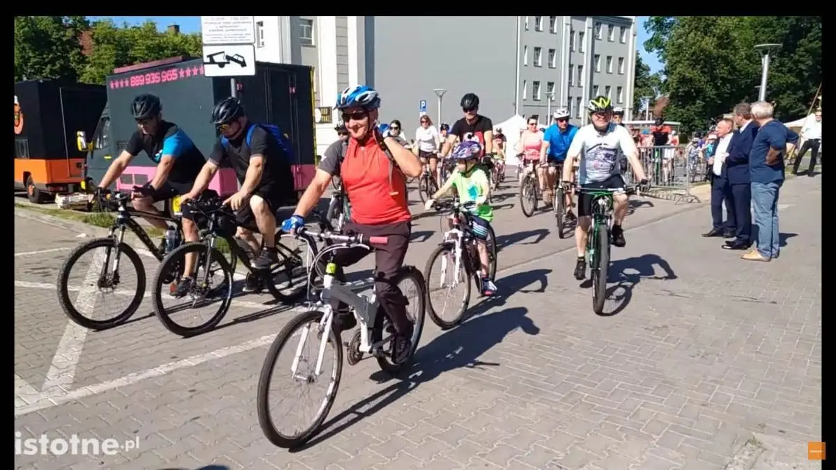 Rowerzyści w czasie 8 Rundki z Powiatem Bolesławieckim