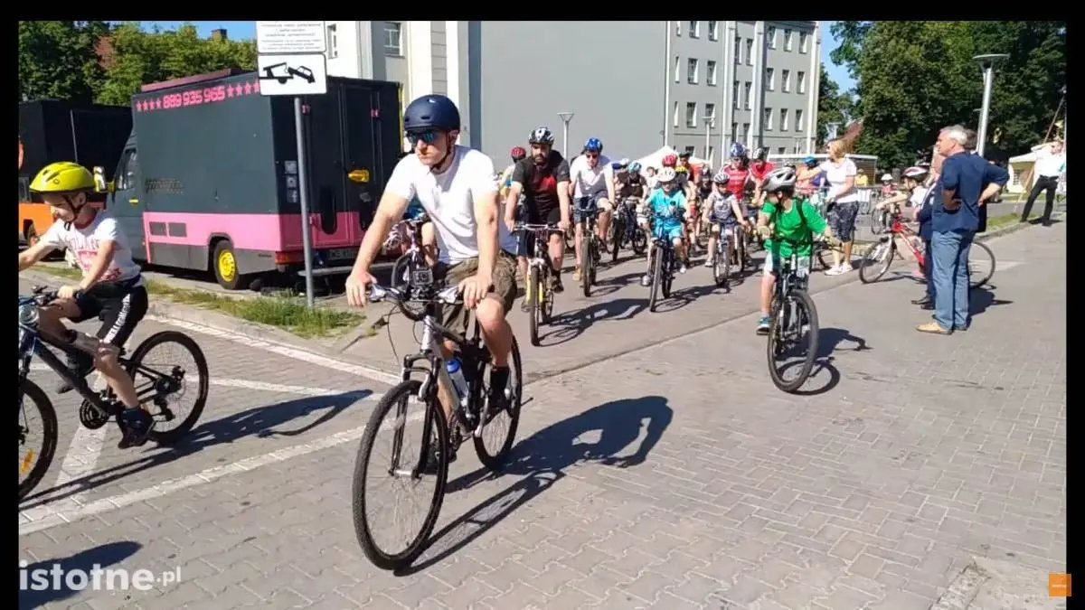 Rowerzyści w czasie 8 Rundki z Powiatem Bolesławieckim
