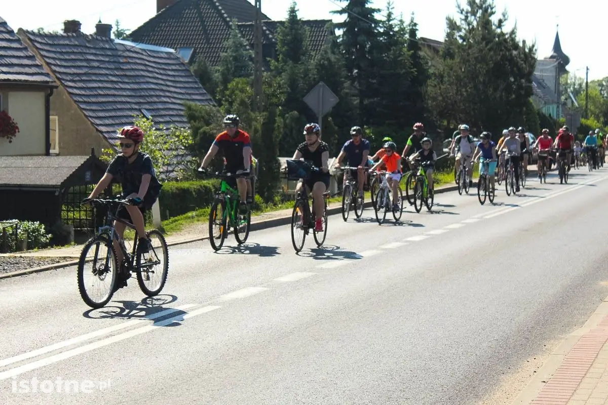 Rowerzyści w czasie 8 Rundki z Powiatem Bolesławieckim