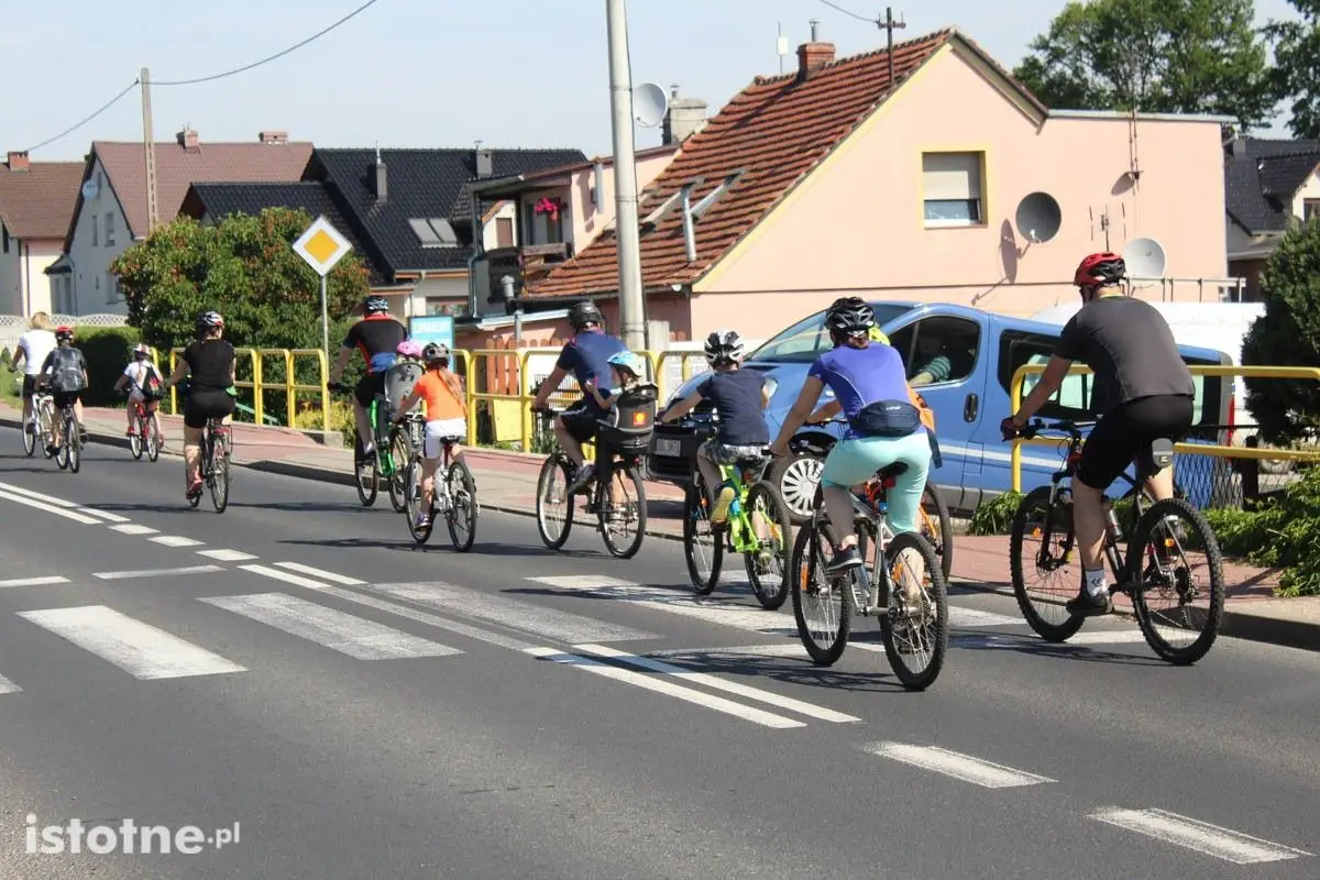 Rowerzyści w czasie 8 Rundki z Powiatem Bolesławieckim