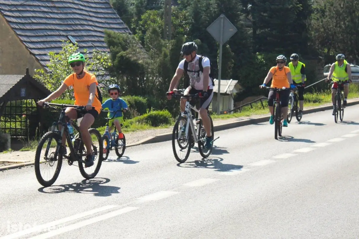 Rowerzyści w czasie 8 Rundki z Powiatem Bolesławieckim