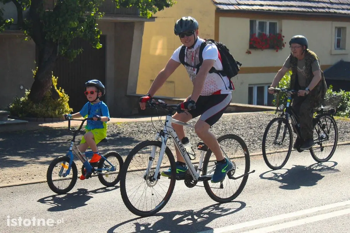 Rowerzyści w czasie 8 Rundki z Powiatem Bolesławieckim