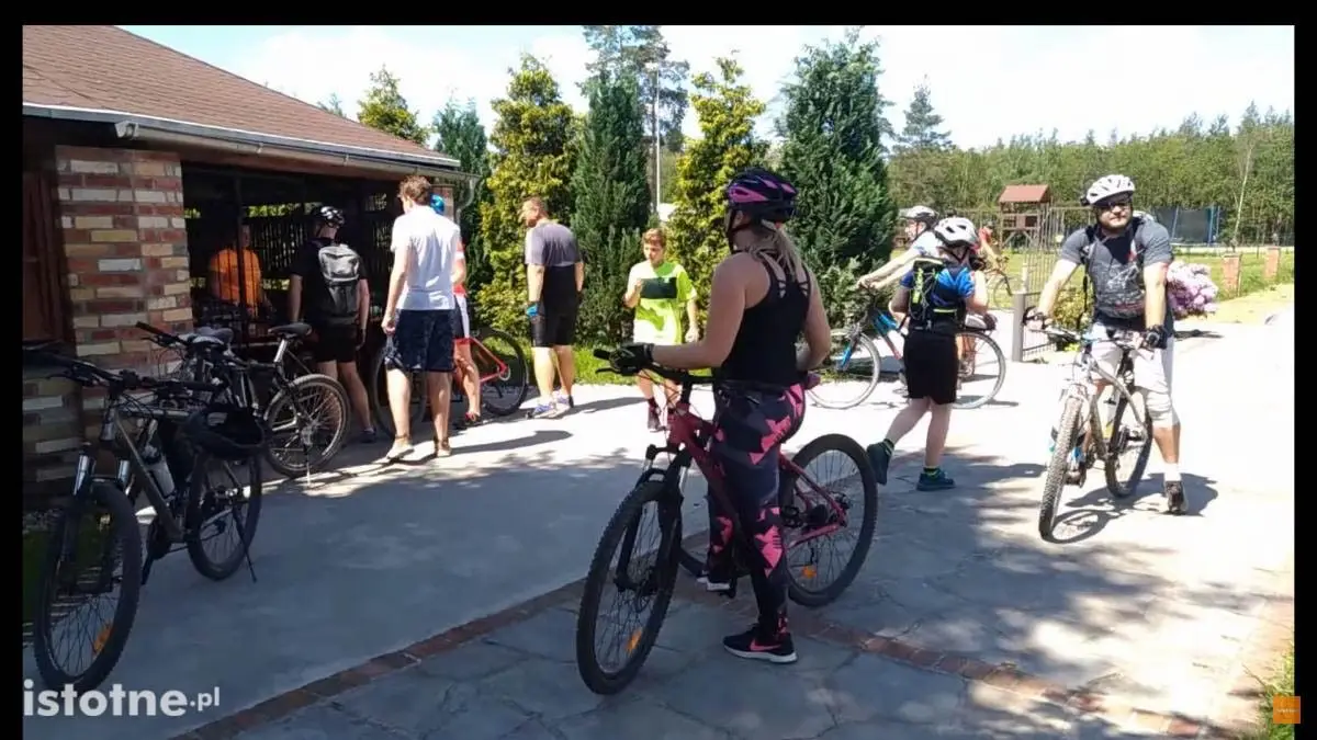 Rowerzyści w czasie 8 Rundki z Powiatem Bolesławieckim