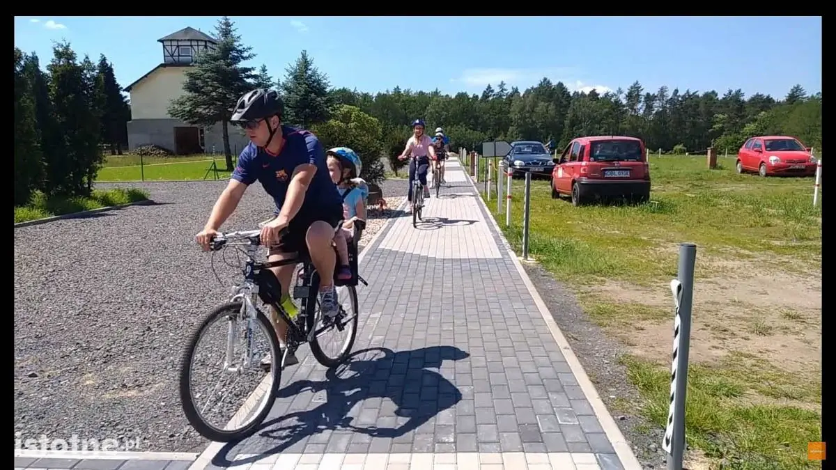 Rowerzyści w czasie 8 Rundki z Powiatem Bolesławieckim
