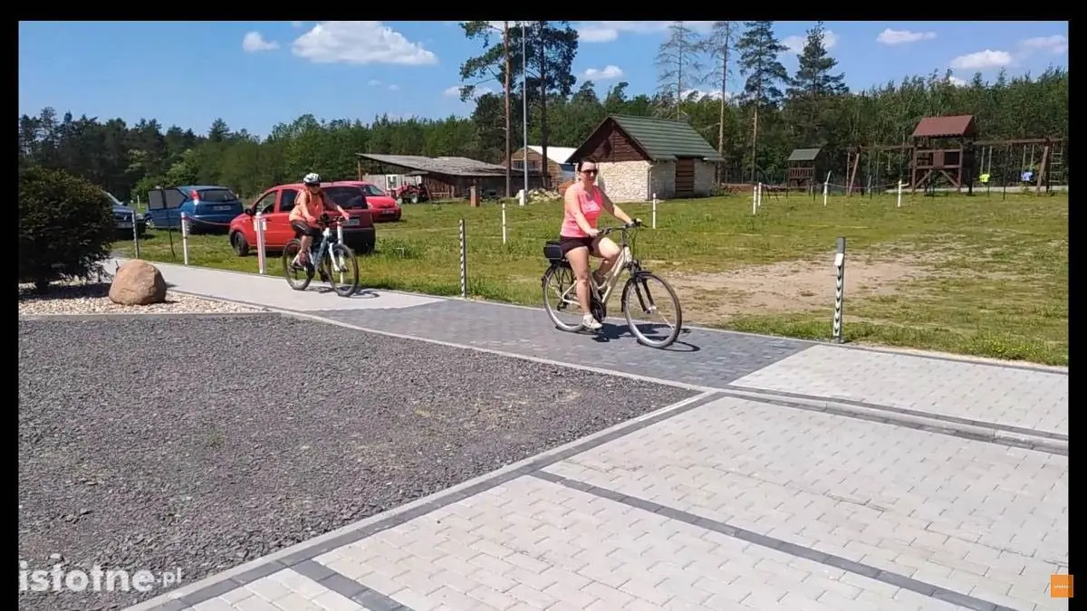 Rowerzyści w czasie 8 Rundki z Powiatem Bolesławieckim