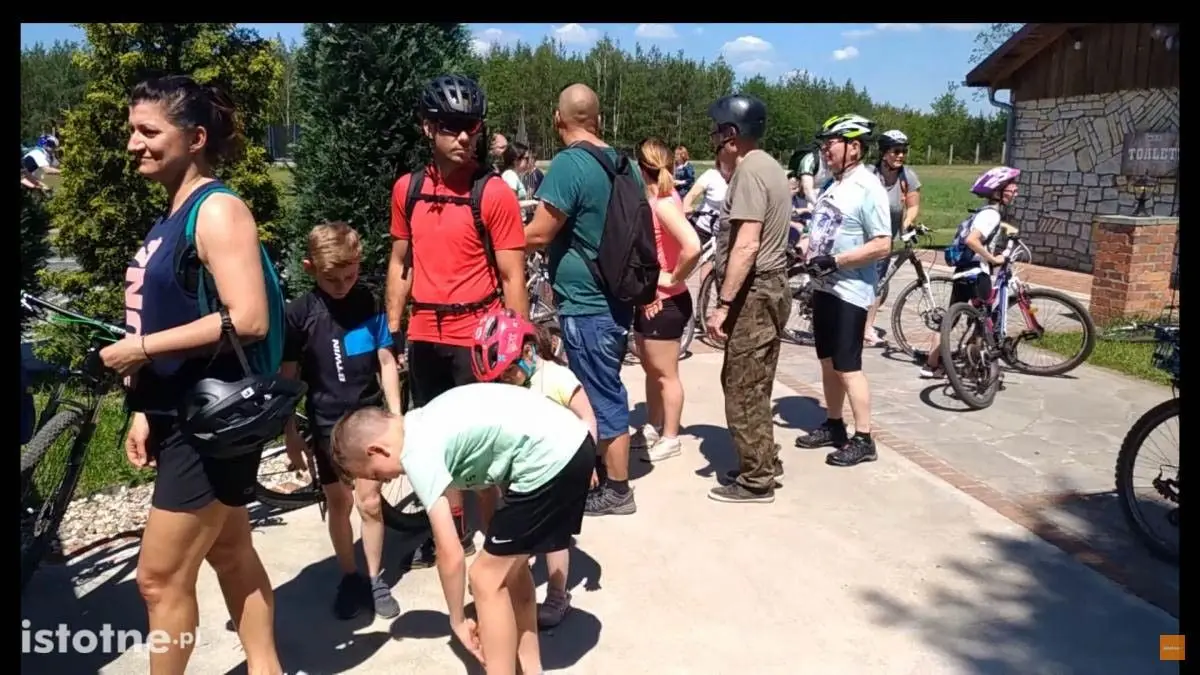 Rowerzyści w czasie 8 Rundki z Powiatem Bolesławieckim