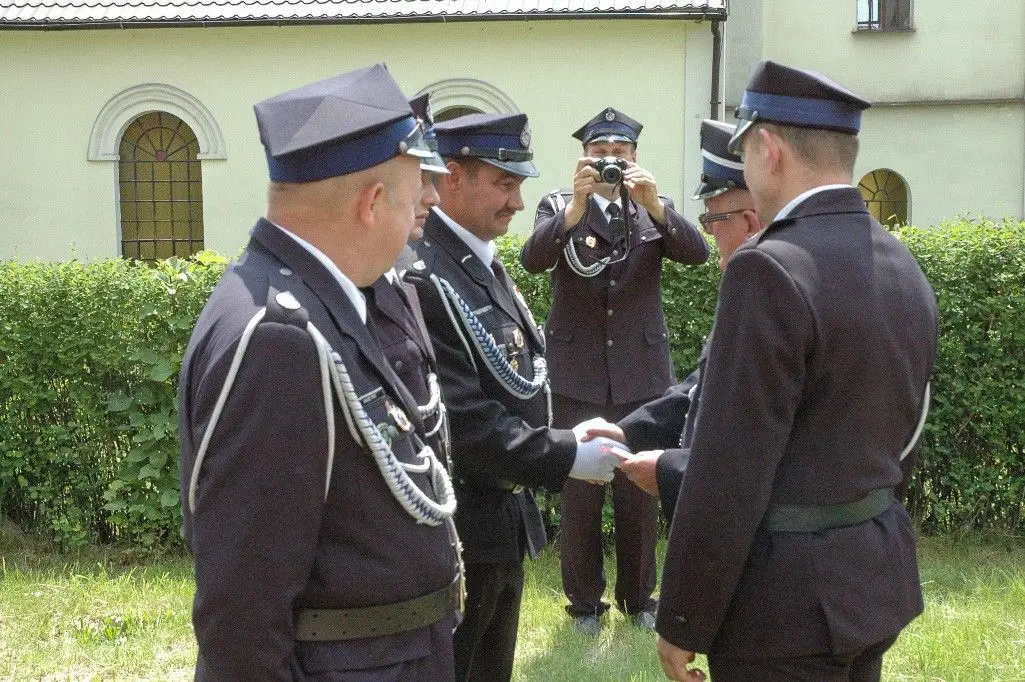 Strażacy ochotnicy z Różyńca ze sztandarem