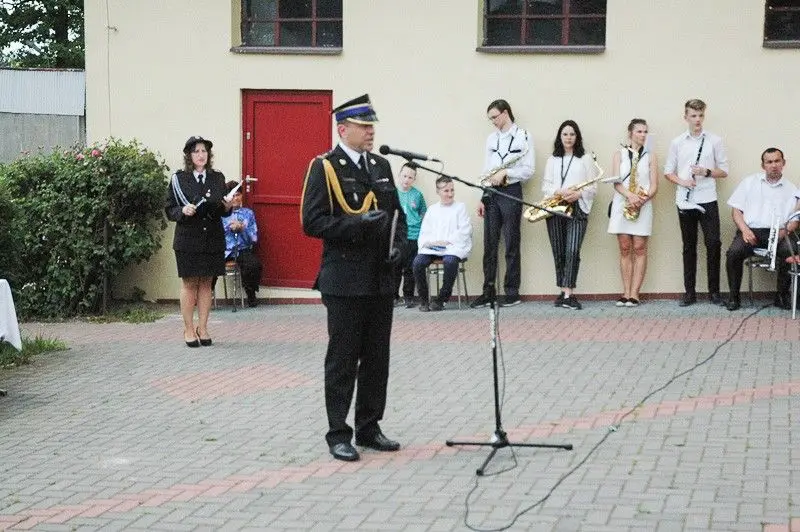 Strażacy ochotnicy z Różyńca ze sztandarem