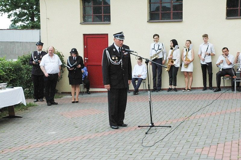 Strażacy ochotnicy z Różyńca ze sztandarem
