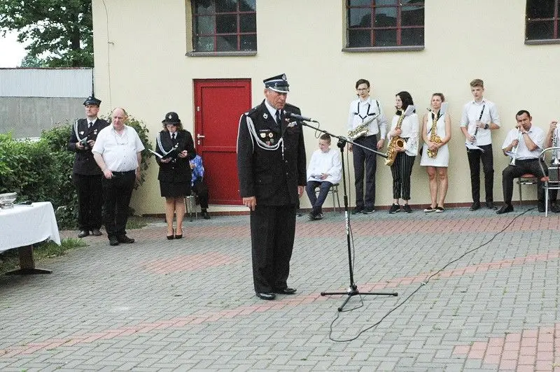 Strażacy ochotnicy z Różyńca ze sztandarem