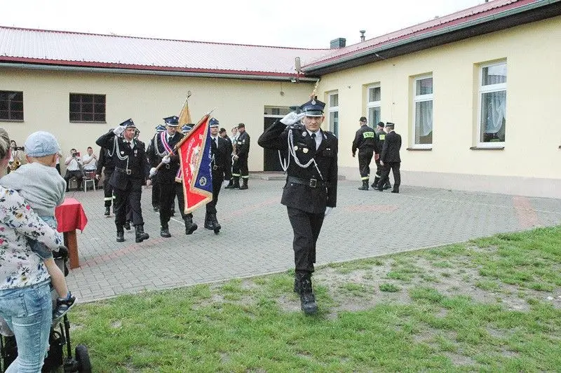 Strażacy ochotnicy z Różyńca ze sztandarem