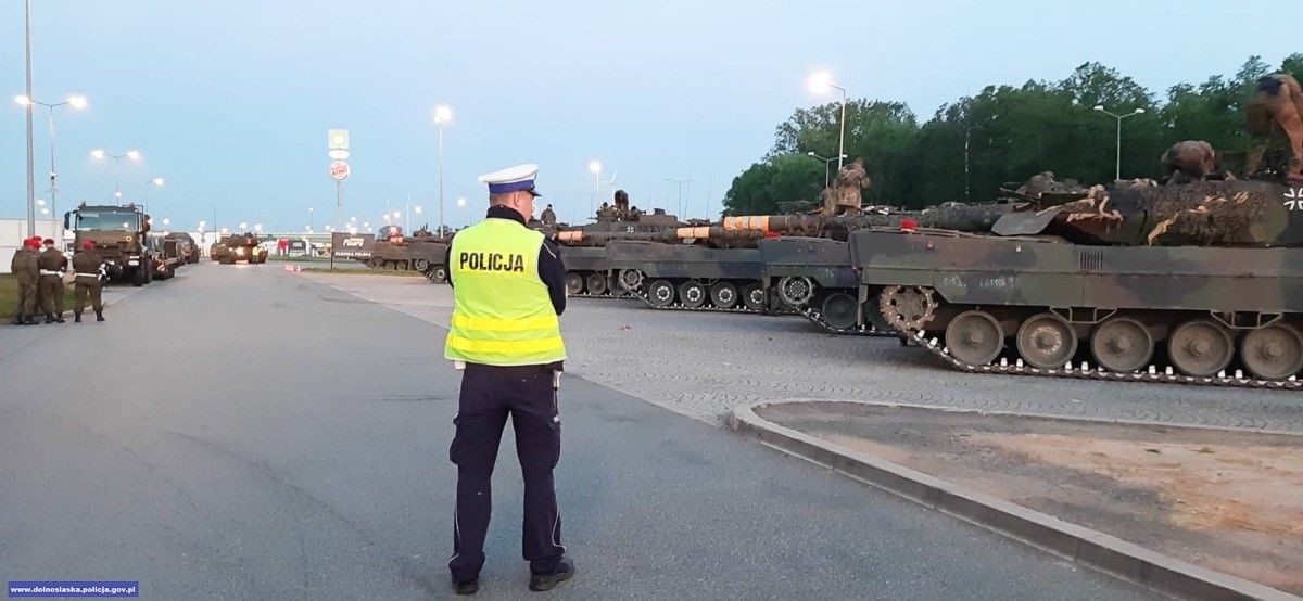 Policja i czołgi na A4 i A18