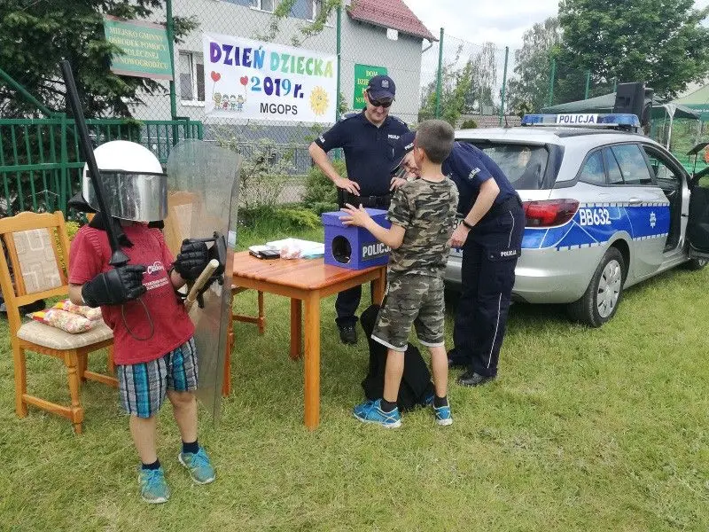 Komisarz Lew na festynach z okazji Dnia Dziecka