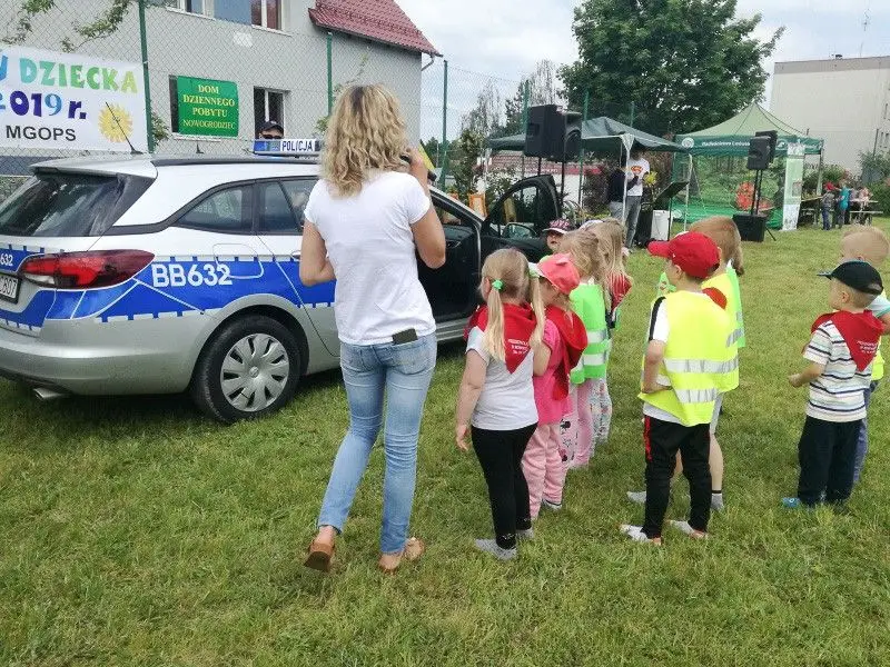 Komisarz Lew na festynach z okazji Dnia Dziecka