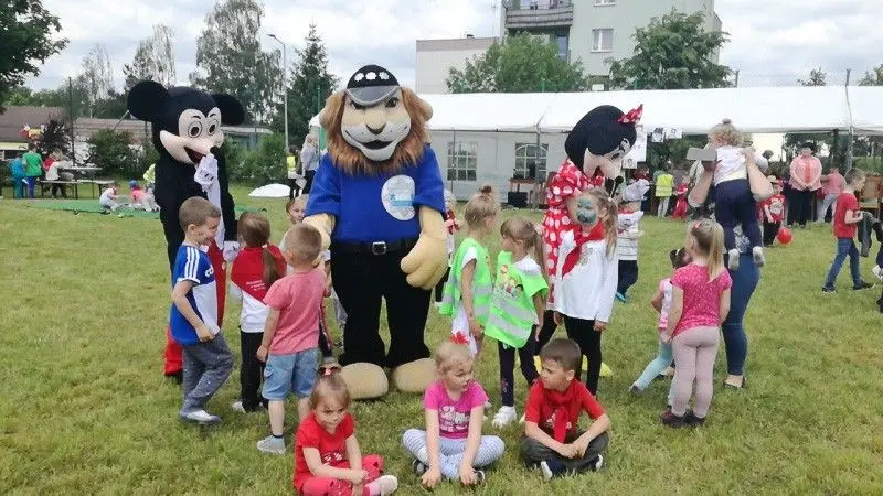Komisarz Lew na festynach z okazji Dnia Dziecka