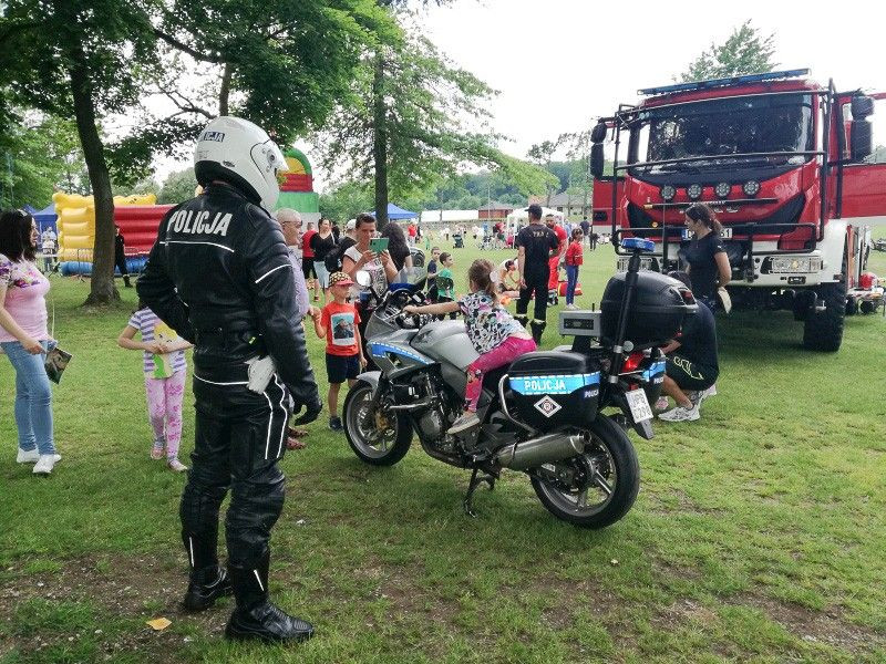 Komisarz Lew na festynach z okazji Dnia Dziecka