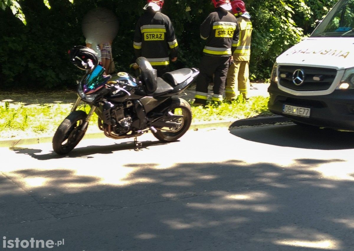 Zderzenie dwóch pojazdów na Spokojnej. Motocyklista ranny