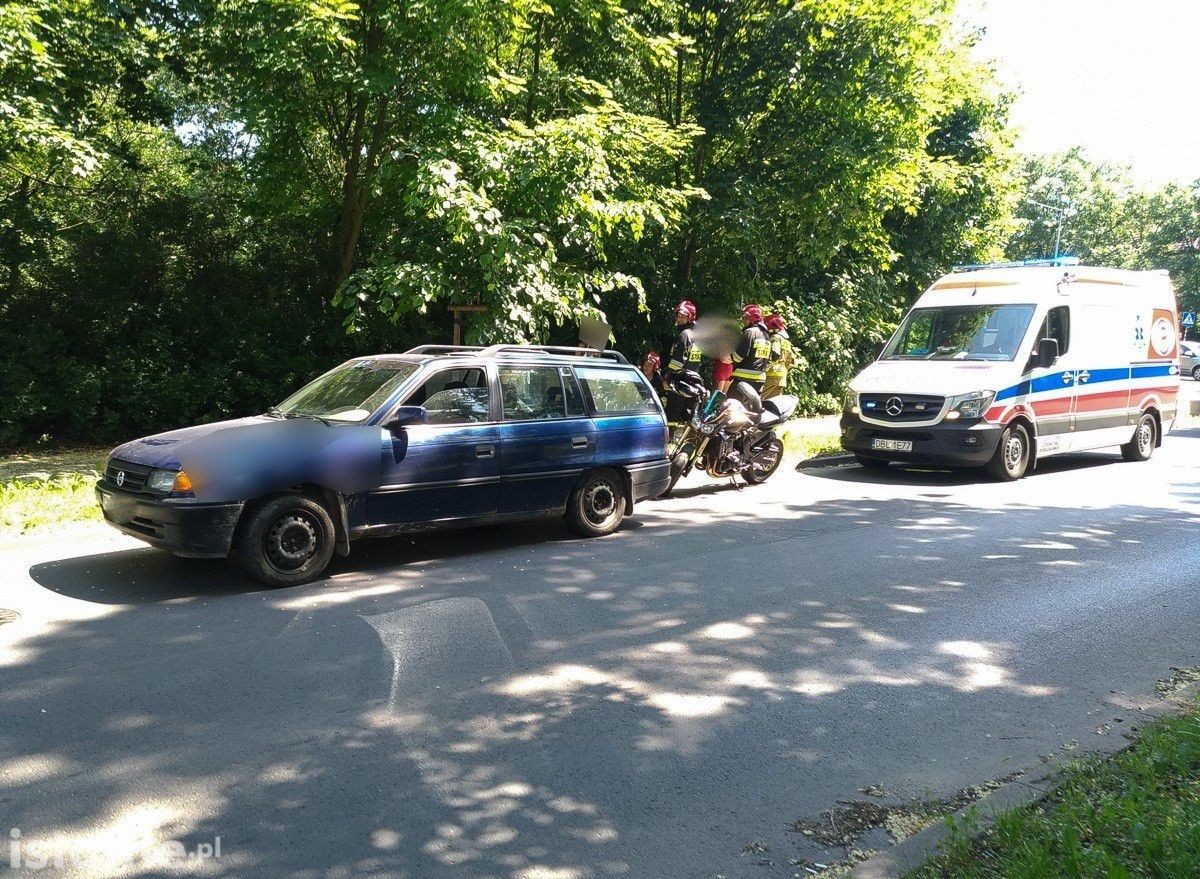 Zderzenie dwóch pojazdów na Spokojnej. Motocyklista ranny