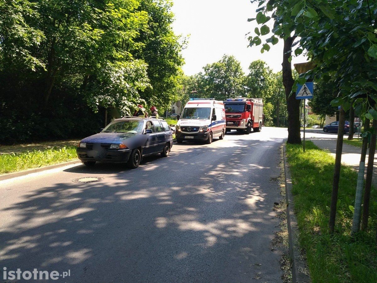 Zderzenie dwóch pojazdów na Spokojnej. Motocyklista ranny