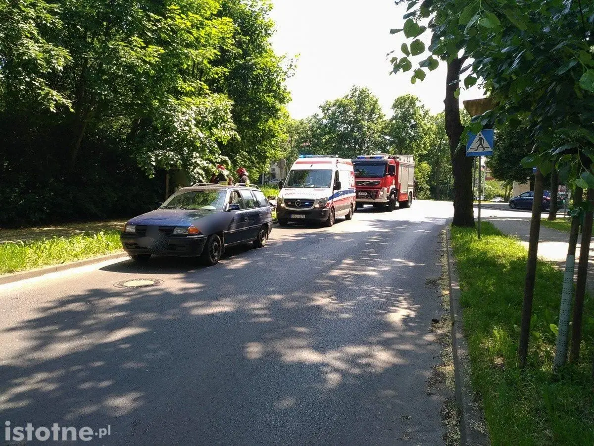Zderzenie dwóch pojazdów na Spokojnej. Motocyklista ranny