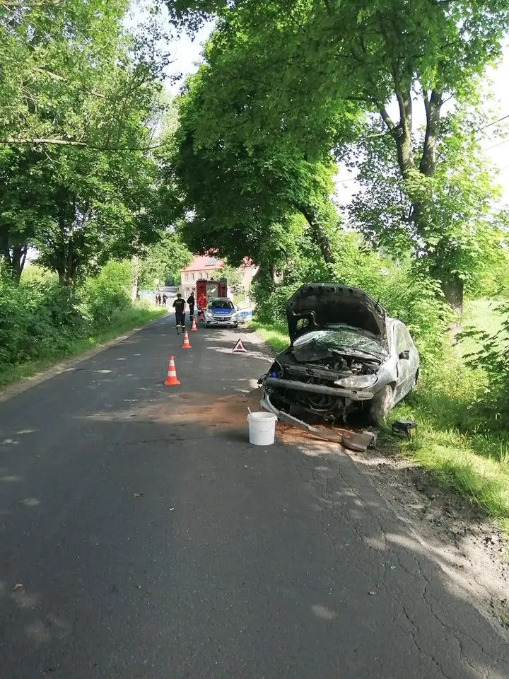 Dachowanie peugeota we Włodzicach Małych. Kierowca z gminy Bolesławiec ranny