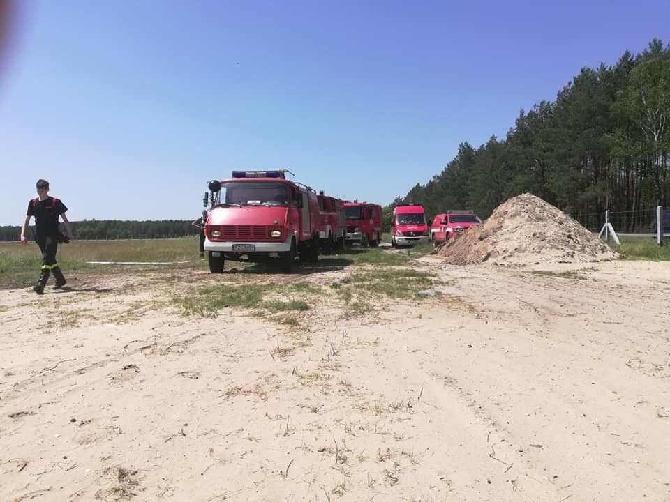 Tankowanie wodą samolotu przez OSP Gozdnica