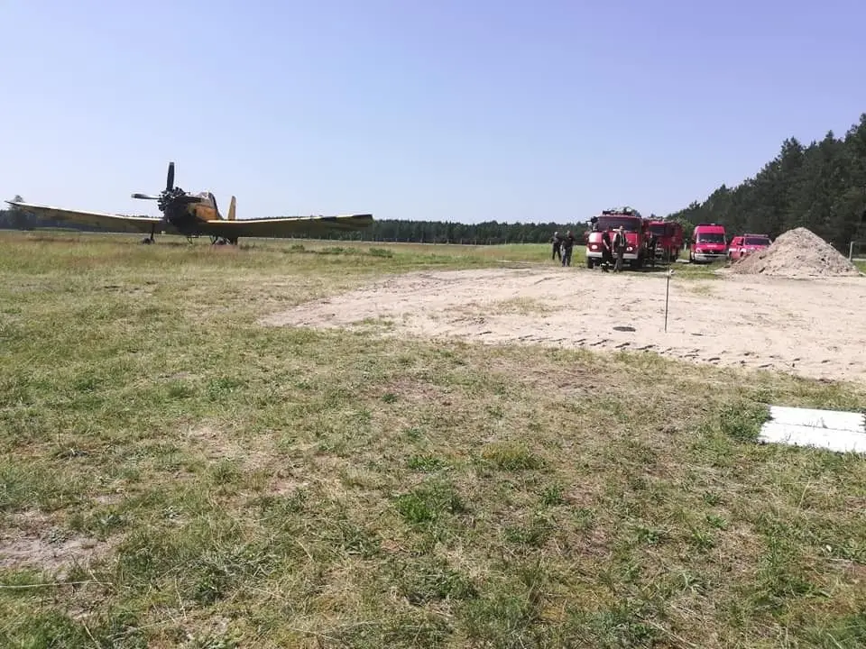 Tankowanie wodą samolotu przez OSP Gozdnica