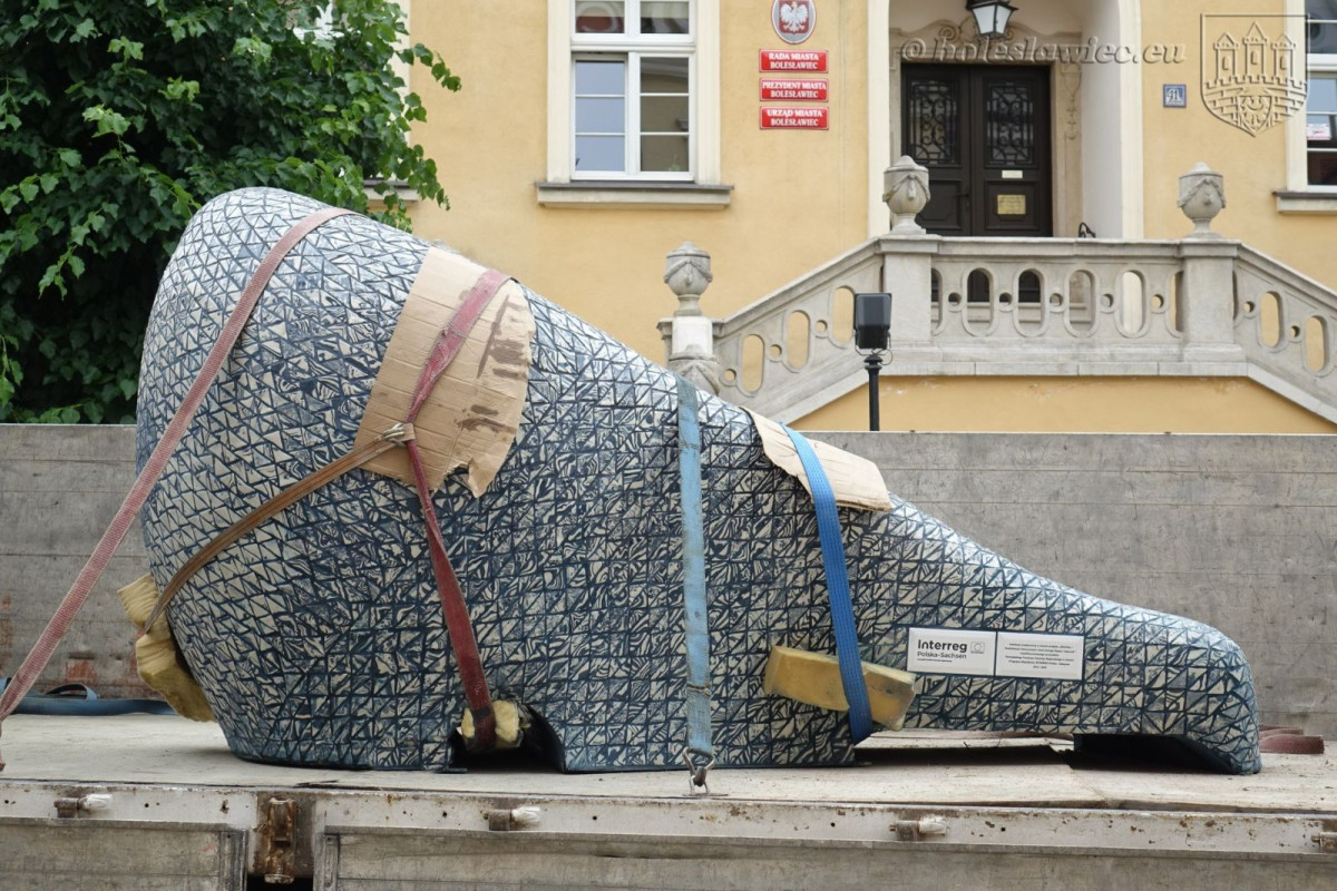 Ceramiczny szezlong na bolesławieckim rynku