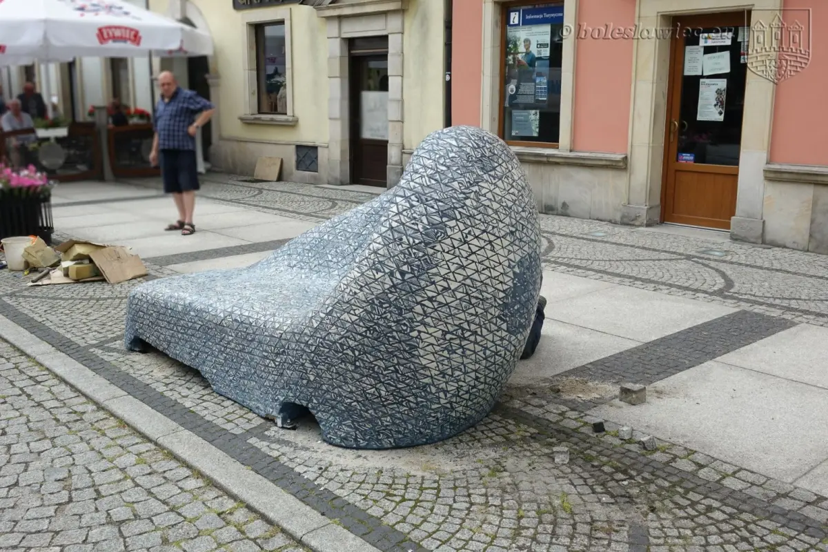 Ceramiczny szezlong na bolesławieckim rynku