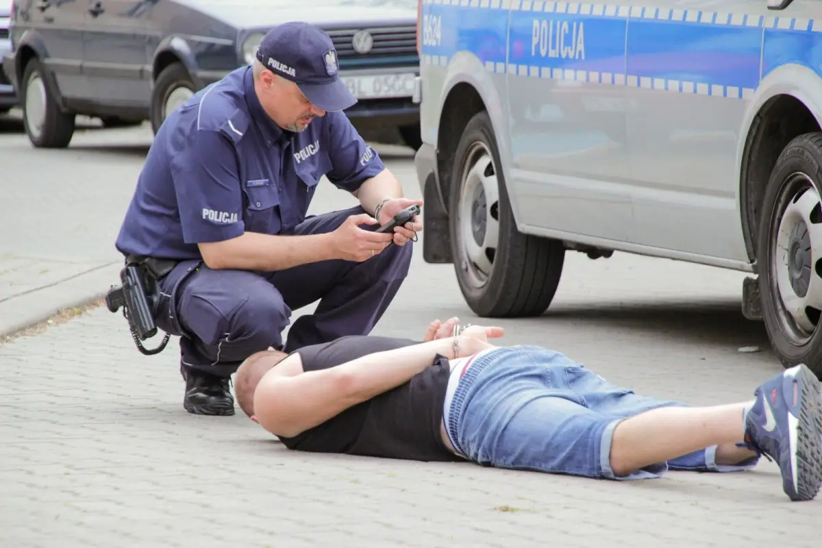 Policyjny pościg za srebrnym BMW