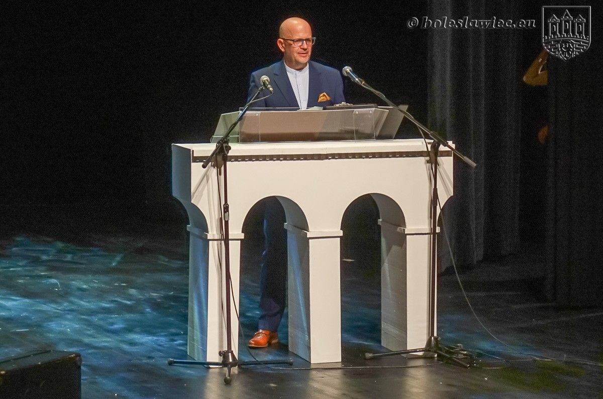 Zdolni uczniowie i ich opiekunowie na gali Pan Prezydent zaprasza