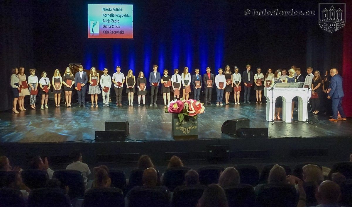Zdolni uczniowie i ich opiekunowie na gali Pan Prezydent zaprasza