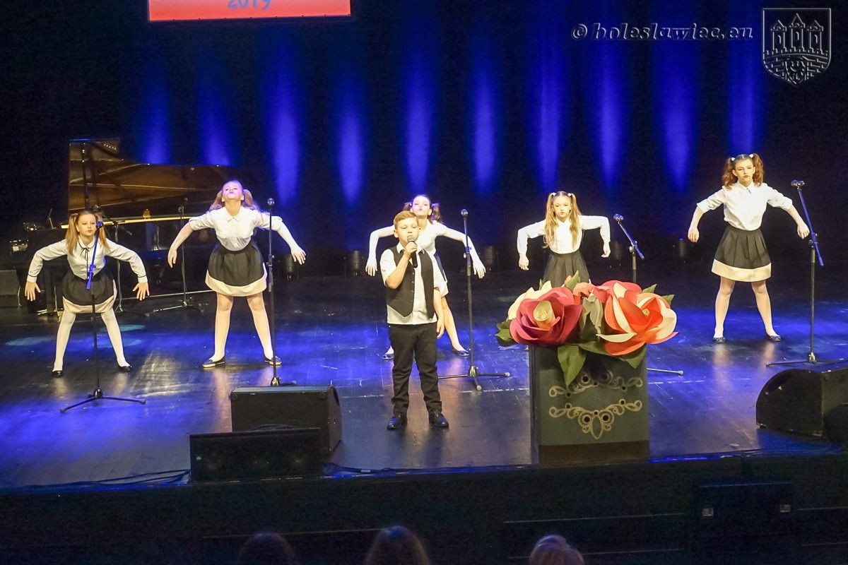 Zdolni uczniowie i ich opiekunowie na gali Pan Prezydent zaprasza