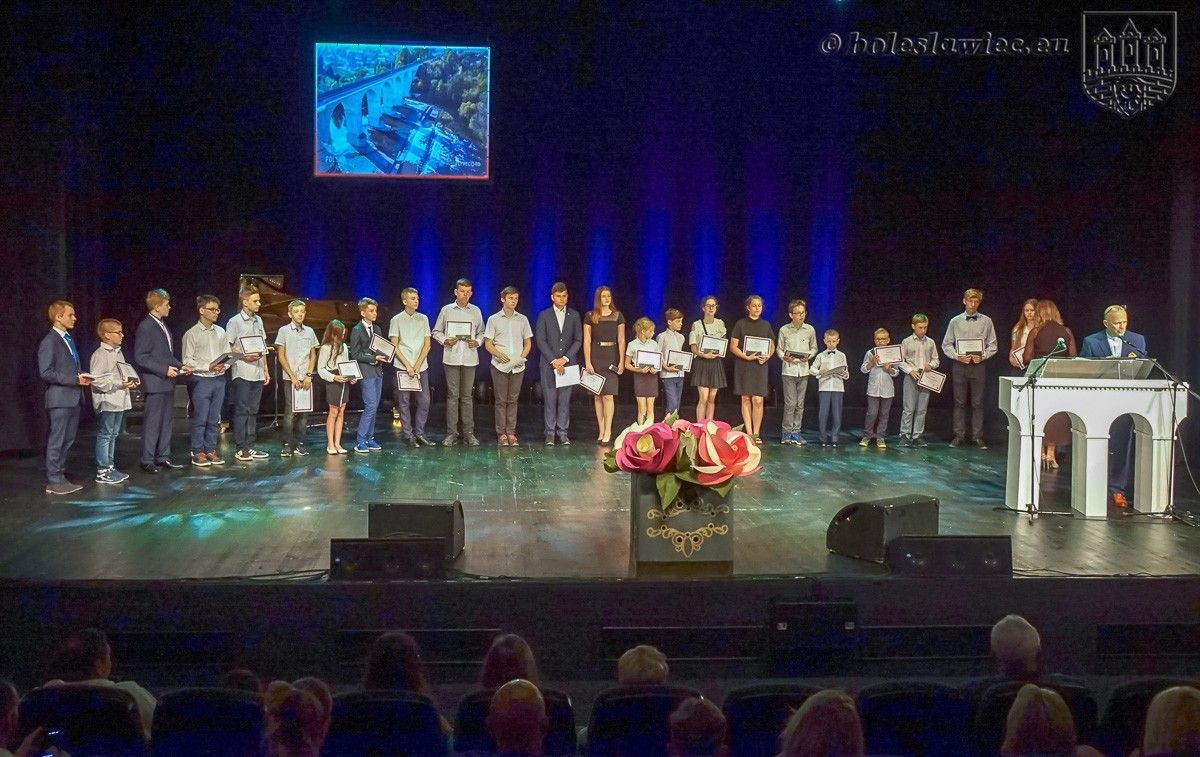 Zdolni uczniowie i ich opiekunowie na gali Pan Prezydent zaprasza