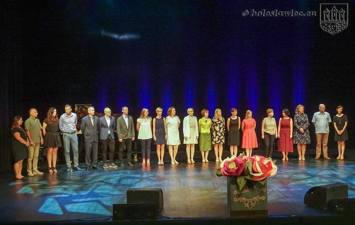 Zdolni uczniowie i ich opiekunowie na gali Pan Prezydent zaprasza