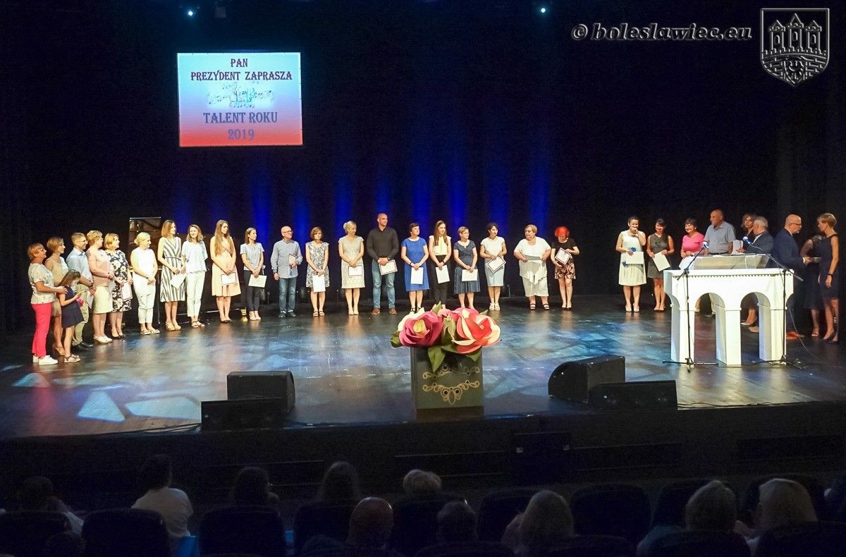 Zdolni uczniowie i ich opiekunowie na gali Pan Prezydent zaprasza