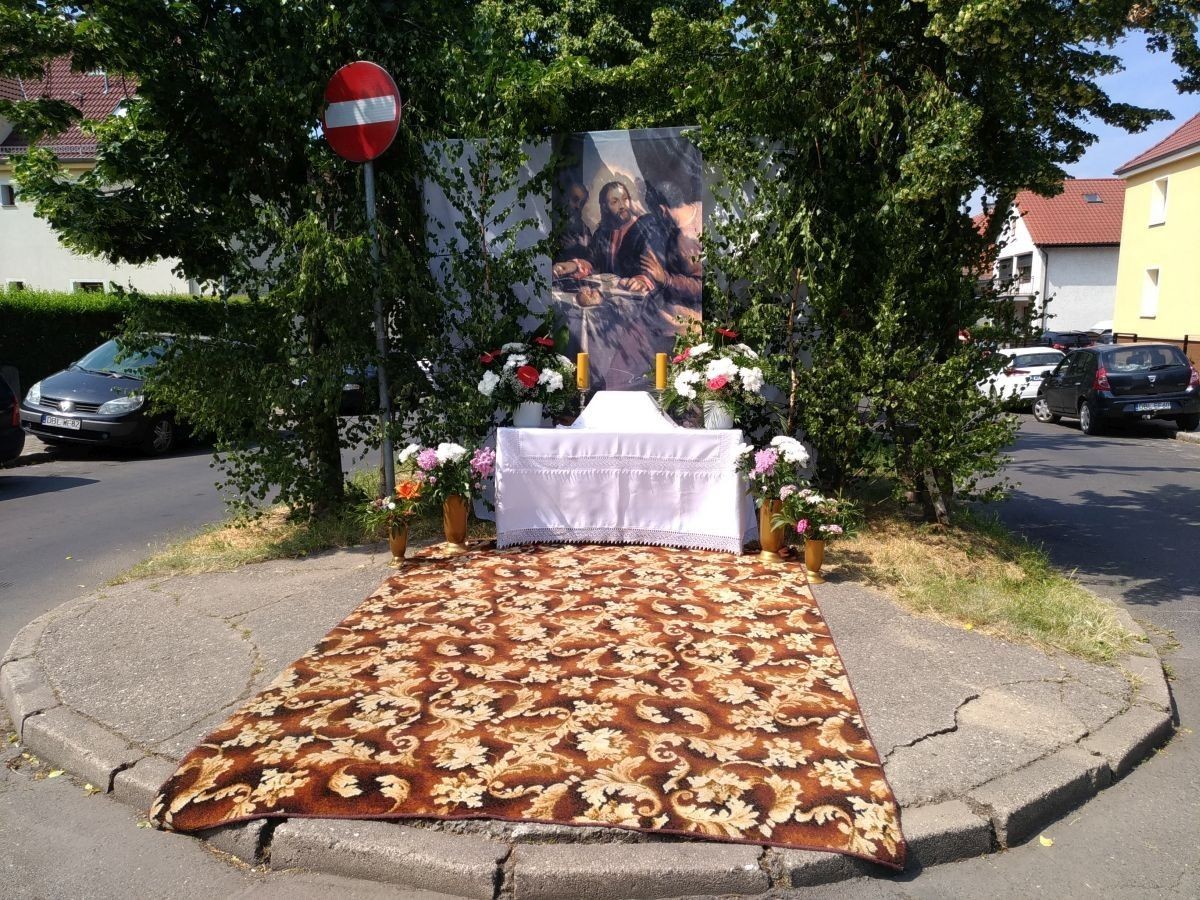 Ołtarze przygotowane na święto Bożego Ciała