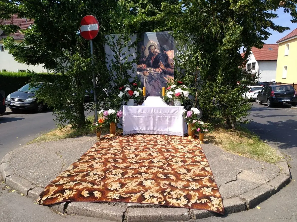 Ołtarze przygotowane na święto Bożego Ciała