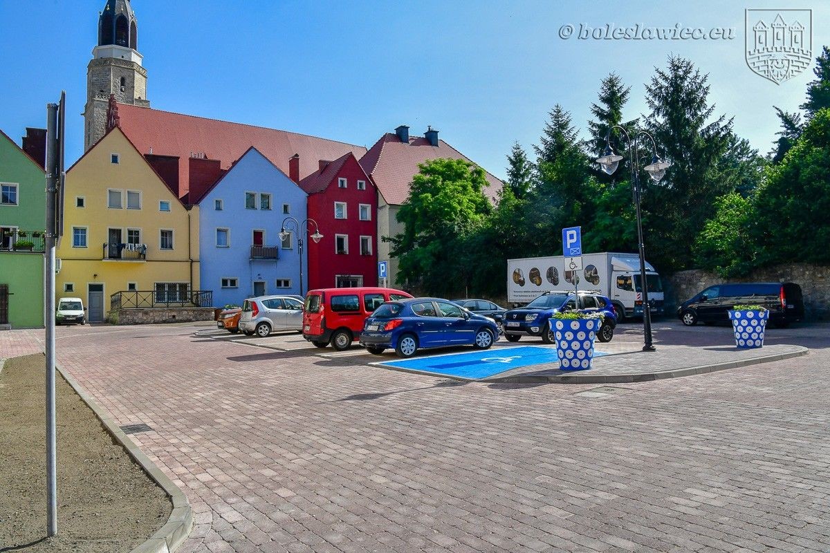 Kościelna: nowy wygląd podwórka przy murach obronnych