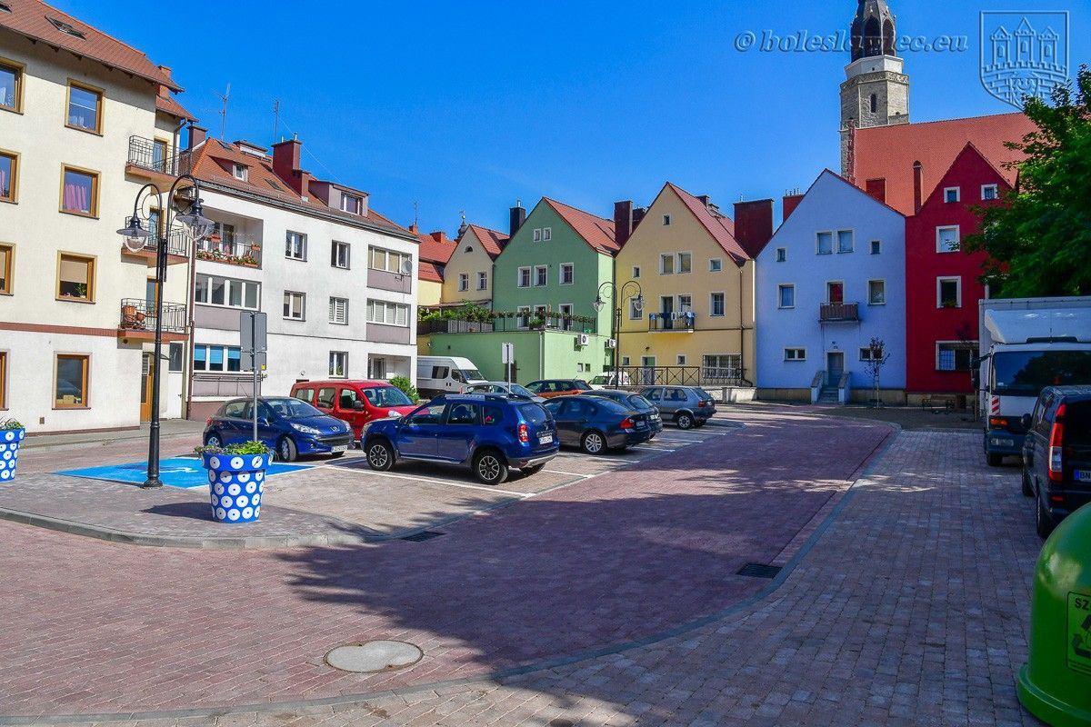 Kościelna: nowy wygląd podwórka przy murach obronnych