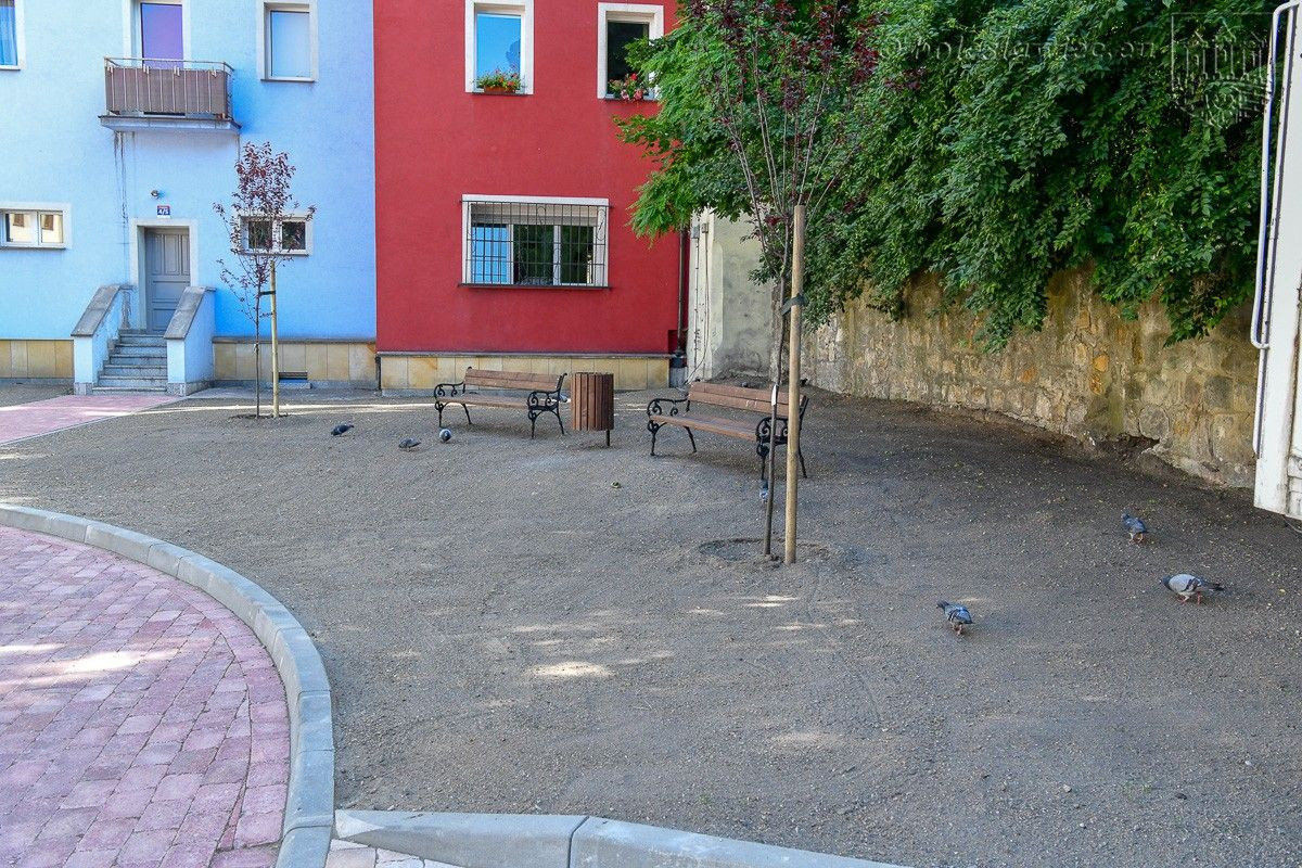 Kościelna: nowy wygląd podwórka przy murach obronnych