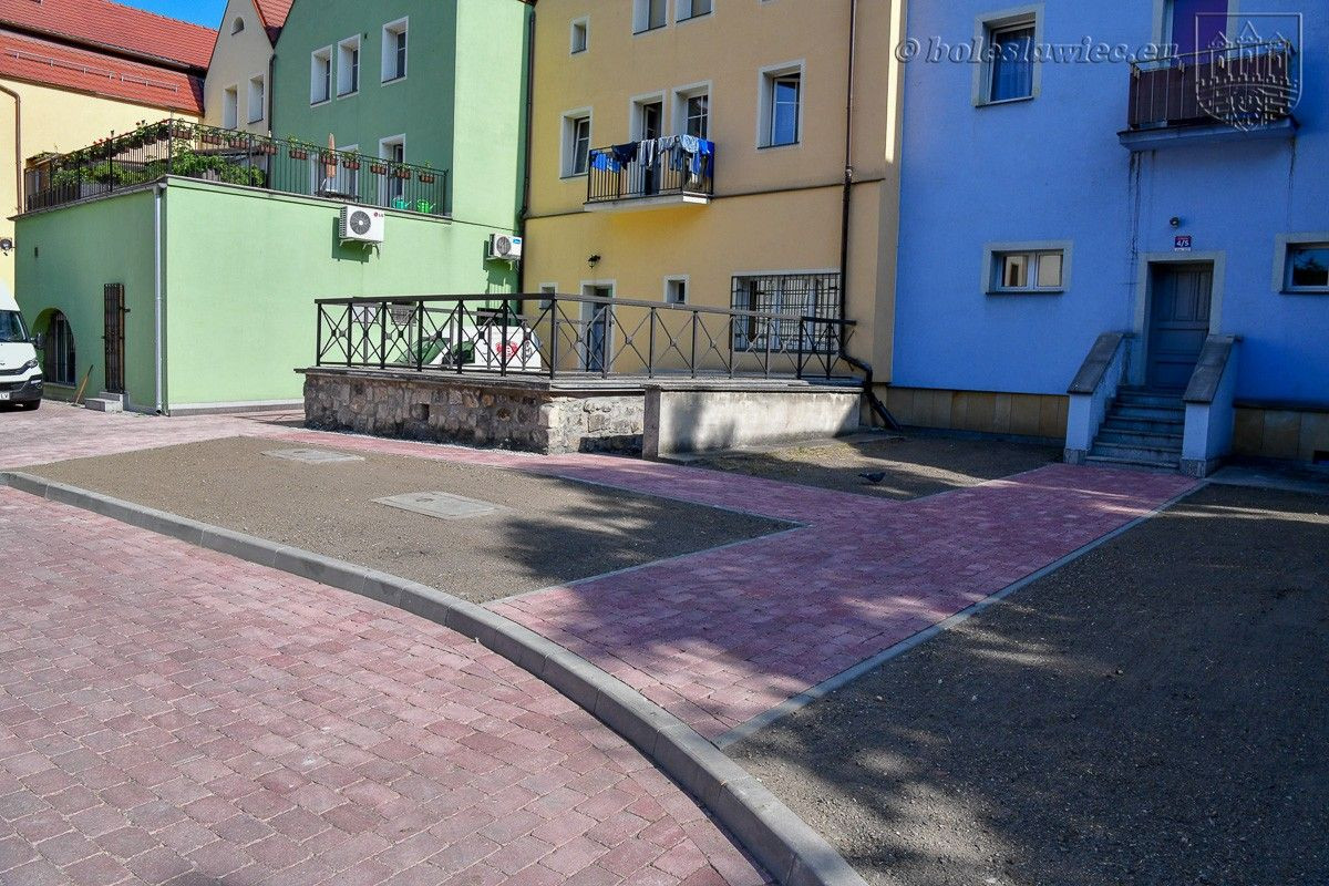 Kościelna: nowy wygląd podwórka przy murach obronnych