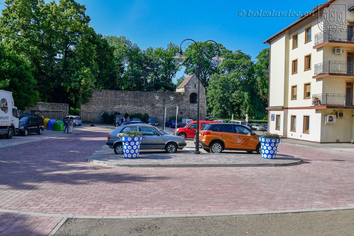 Kościelna: nowy wygląd podwórka przy murach obronnych