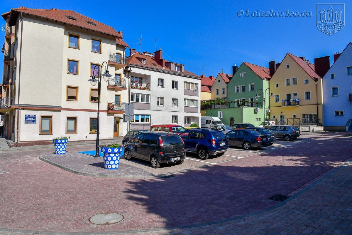 Kościelna: nowy wygląd podwórka przy murach obronnych