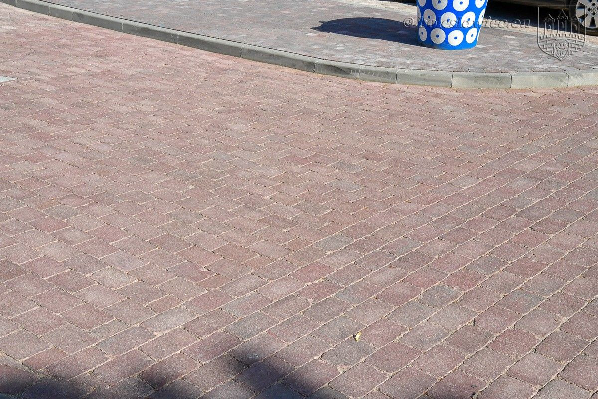 Kościelna: nowy wygląd podwórka przy murach obronnych