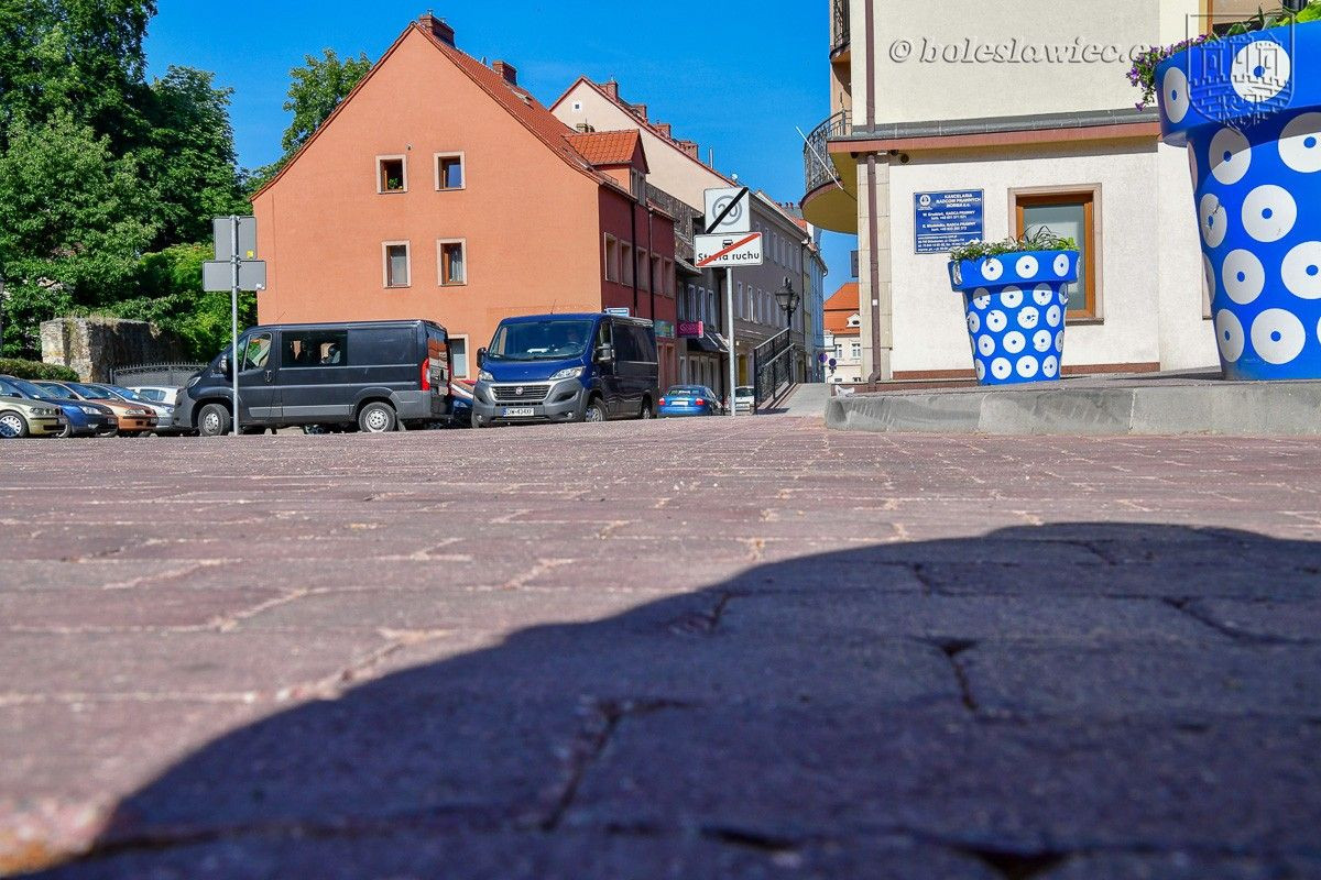 Kościelna: nowy wygląd podwórka przy murach obronnych